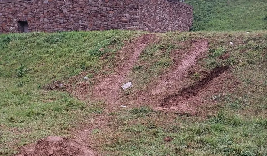 
Schäden am Regenrückhaltebecken in Gimmigen
	